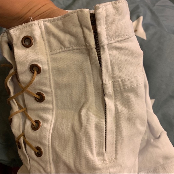 NWOT Cotton On side zip white shorts - Picture 3 of 3